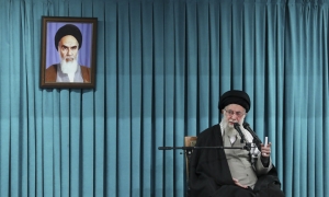 美以空袭致伊近千人伤亡 特朗普称哈梅内伊“已死”  伊朗否认