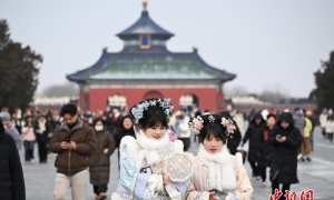 北京雪后初晴 民众天坛公园赏雪