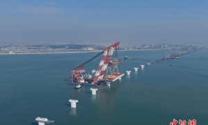 厦金大桥厦门段项目海上首榀钢箱梁吊装成功