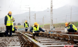 （新春走基层）陕西安康：“迎春花”开春运时