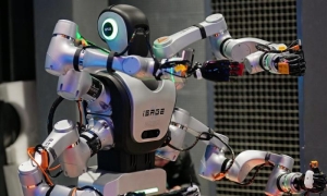 机器人突破“人形” “AI＋制造”开辟产业空间