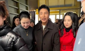 董洁穿粉红色大衣与陈坤手牵手一起参加室内活动好幸福啊男才女貌