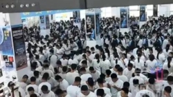 山东一中学食堂无座椅，学生站着用餐