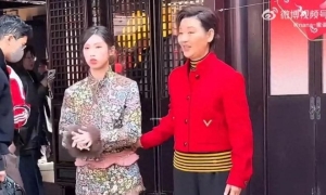 徐帆带徐朵参加活动，3次想牵女儿手均被拒绝！徐朵发文回应质疑