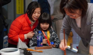 新春走基层 | 国家图书馆为读者“书春送福”