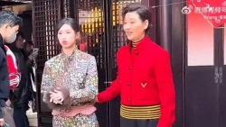 徐帆带徐朵参加活动，3次想牵女儿手均被拒绝！徐朵发文回应质疑