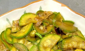 手把手教你家常炒西葫芦做法，清爽可口，简单快手