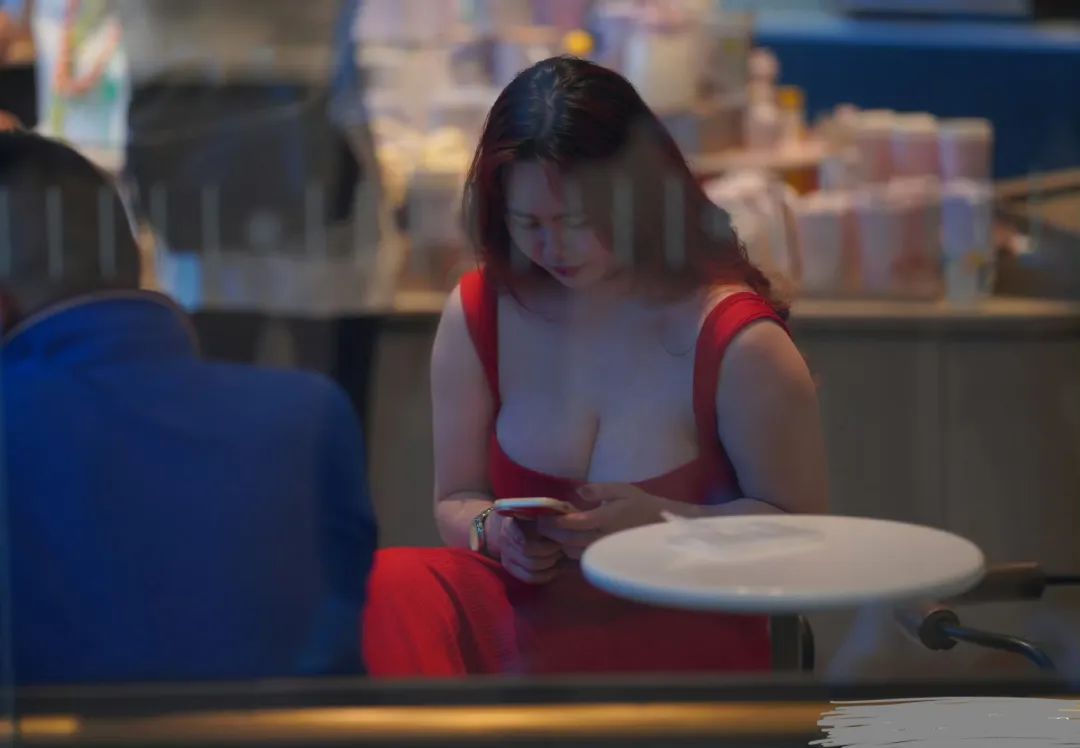 街拍穿搭丨重磅！！丰腴性感红裙辣妈