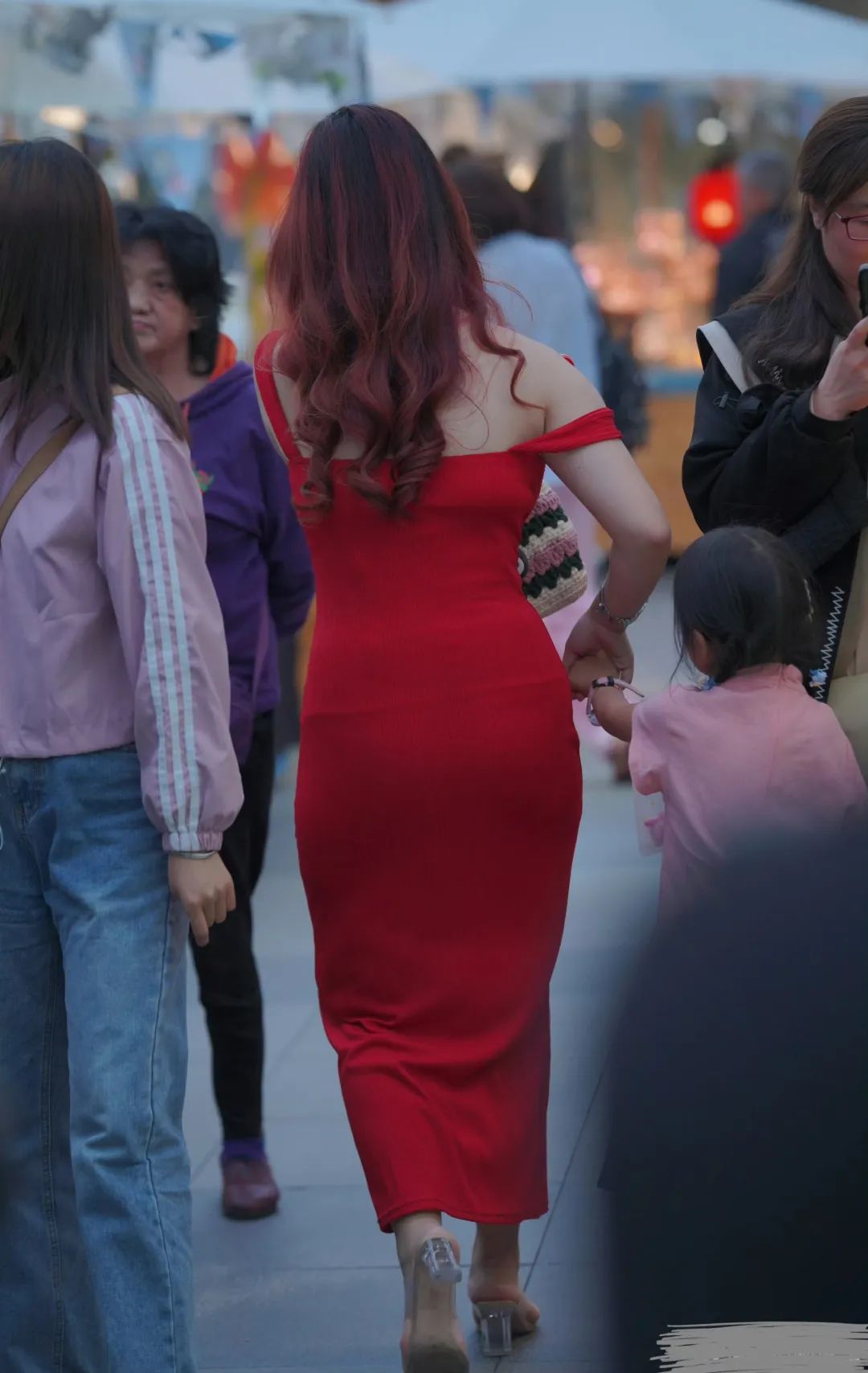 街拍穿搭丨重磅！！丰腴性感红裙辣妈
