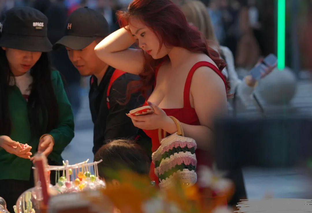 街拍穿搭丨重磅！！丰腴性感红裙辣妈