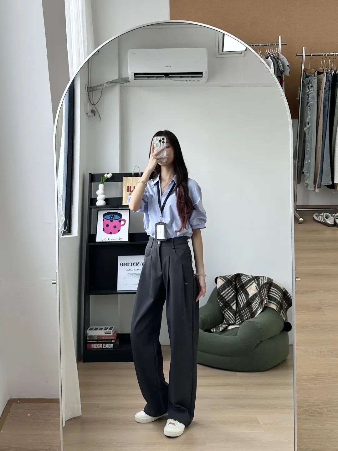 今年秋天流行“衬衫+阔腿裤”