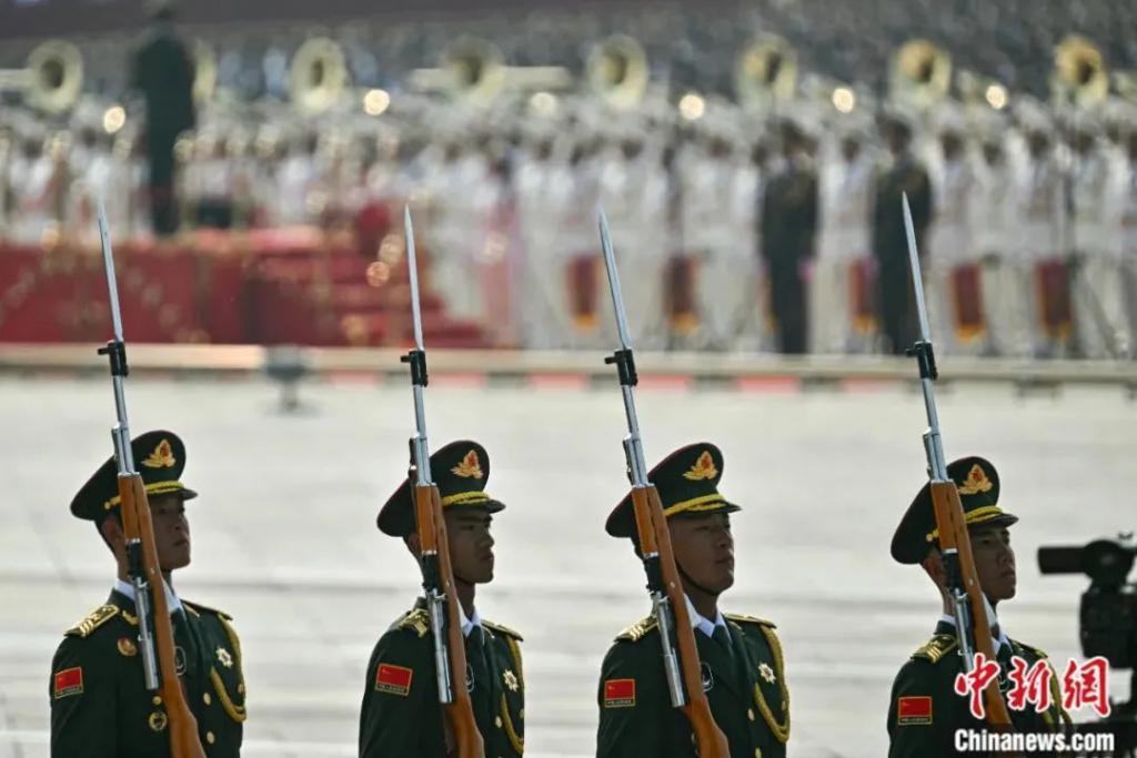 法新社镜头下中国阅兵的钢铁洪流，来了