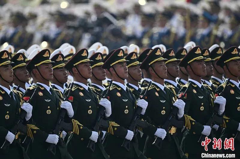 法新社镜头下中国阅兵的钢铁洪流，来了