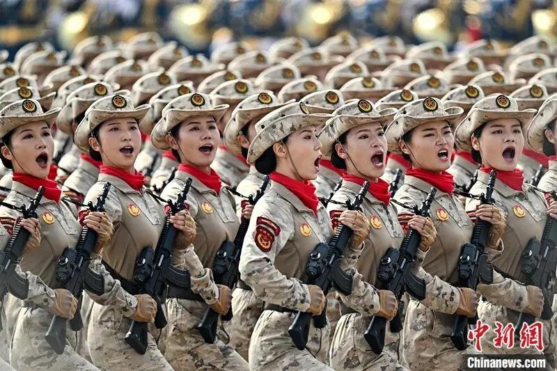 法新社镜头下中国阅兵的钢铁洪流，来了