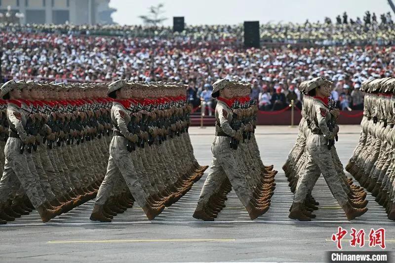 法新社镜头下中国阅兵的钢铁洪流，来了