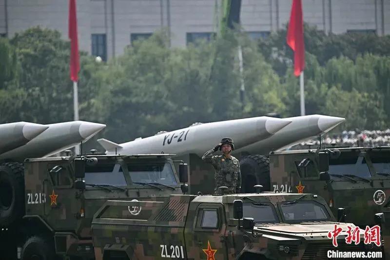 法新社镜头下中国阅兵的钢铁洪流，来了