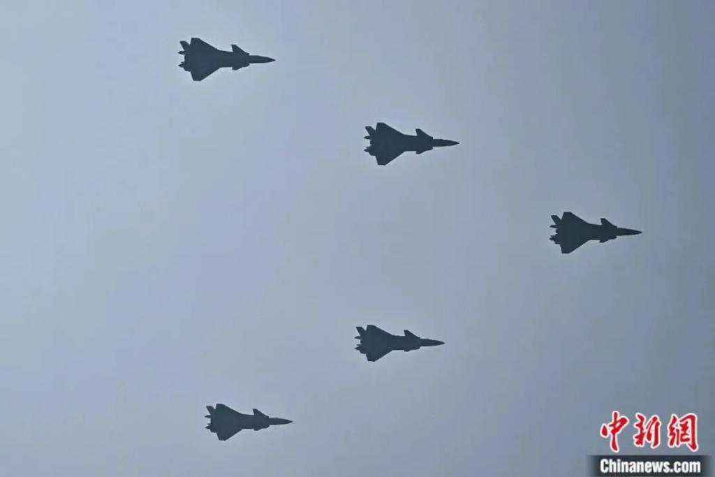 法新社镜头下中国阅兵的钢铁洪流，来了