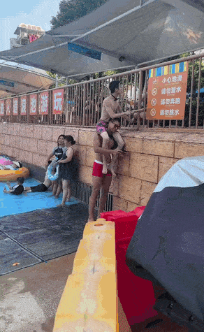 这妹子上班的地方够乱的啊，这是工厂仓库吧！