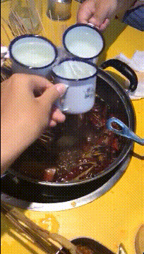 这妹子上班的地方够乱的啊，这是工厂仓库吧！