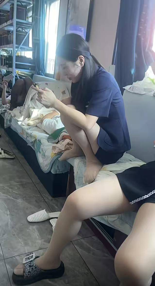 这妹子上班的地方够乱的啊，这是工厂仓库吧！