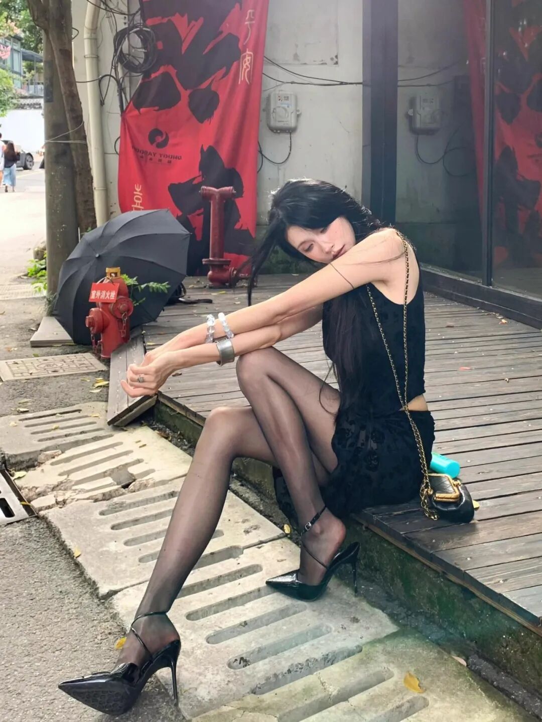 “玫瑰刺绣上衣+半裙+薄丝+凉高跟”