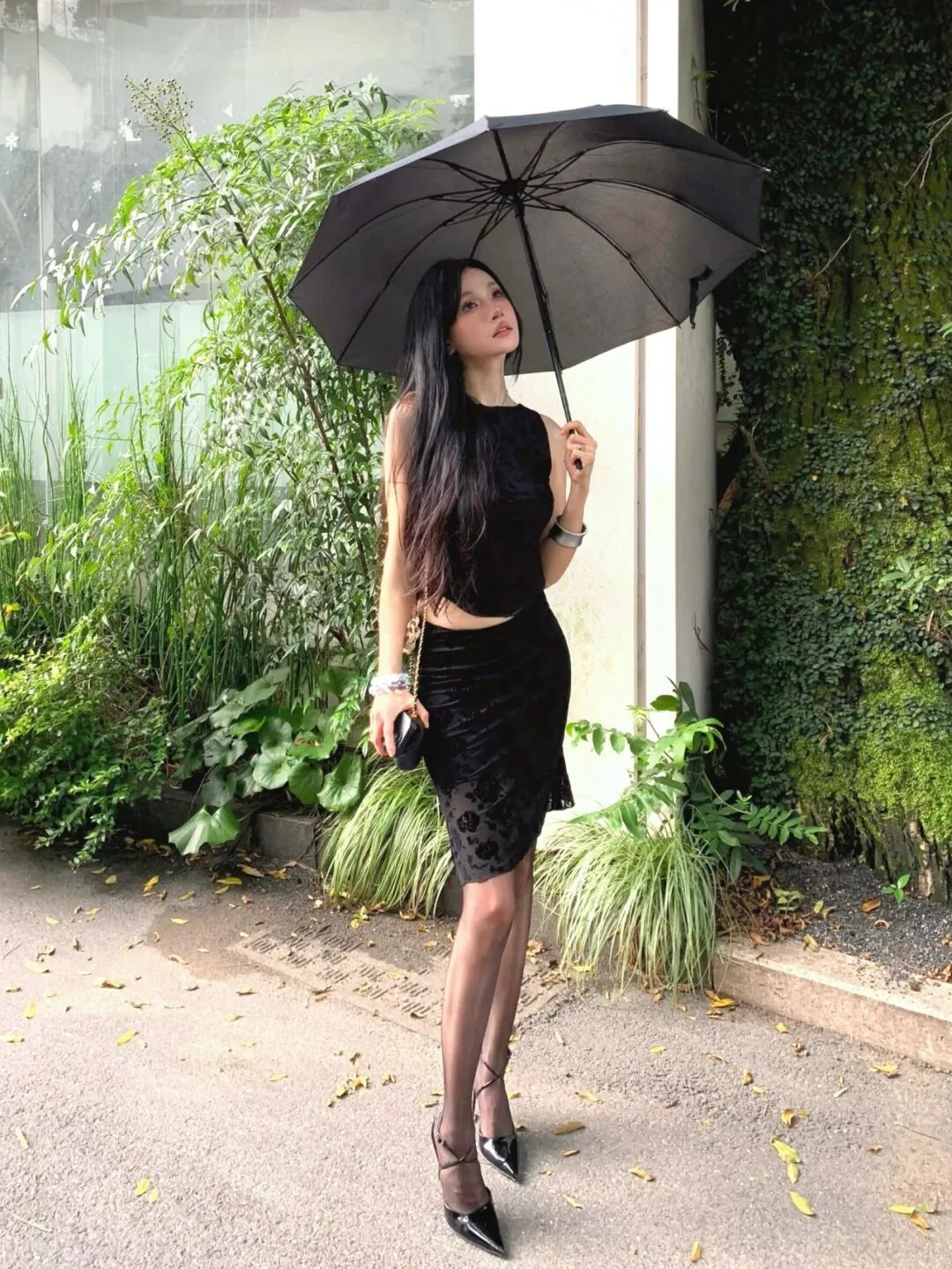 “玫瑰刺绣上衣+半裙+薄丝+凉高跟”