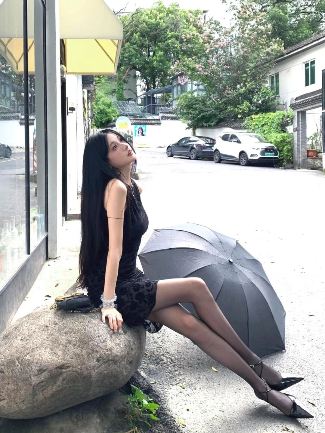 “玫瑰刺绣上衣+半裙+薄丝+凉高跟”