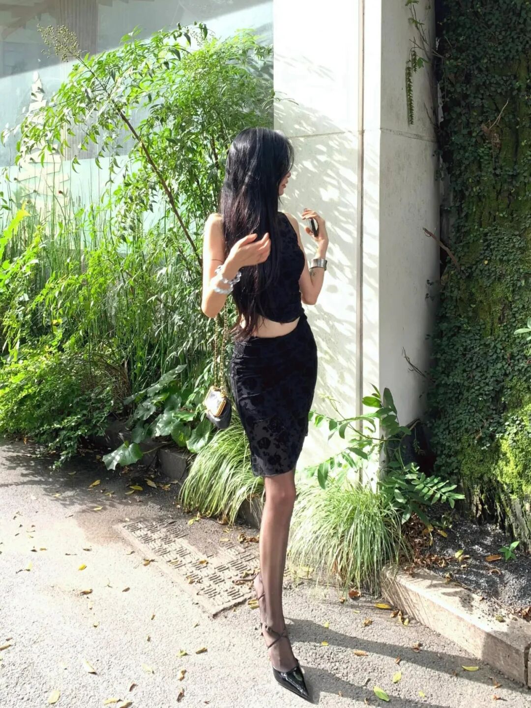 “玫瑰刺绣上衣+半裙+薄丝+凉高跟”