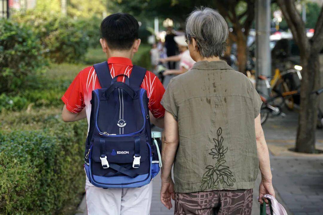 小学建议“不让老人接送小孩”，脱离现实的建议少提为好