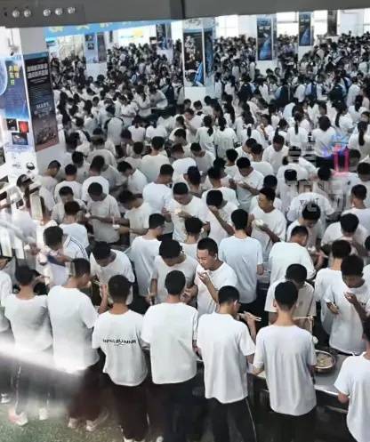 山东一中学食堂无座椅，学生站着用餐