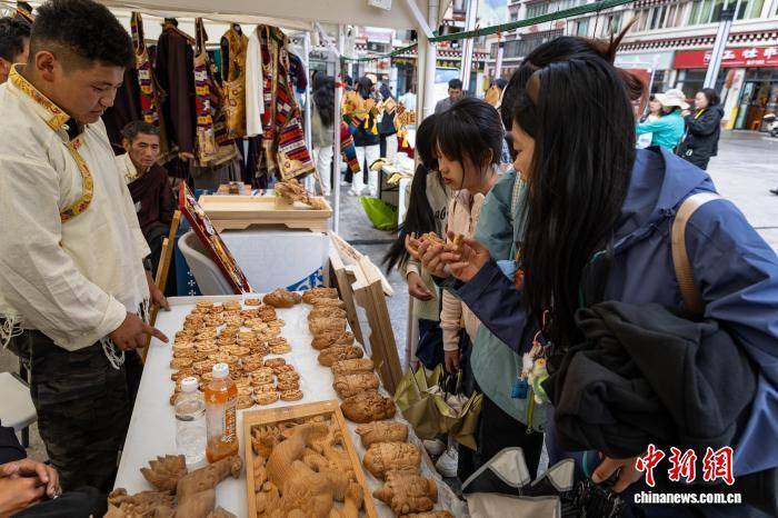 游客四川乡城非遗市集解锁民族文化新体验