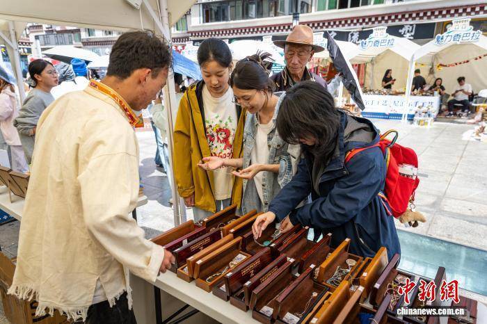 游客四川乡城非遗市集解锁民族文化新体验