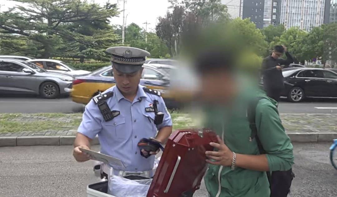 北京街头一驾驶员连怼交警！