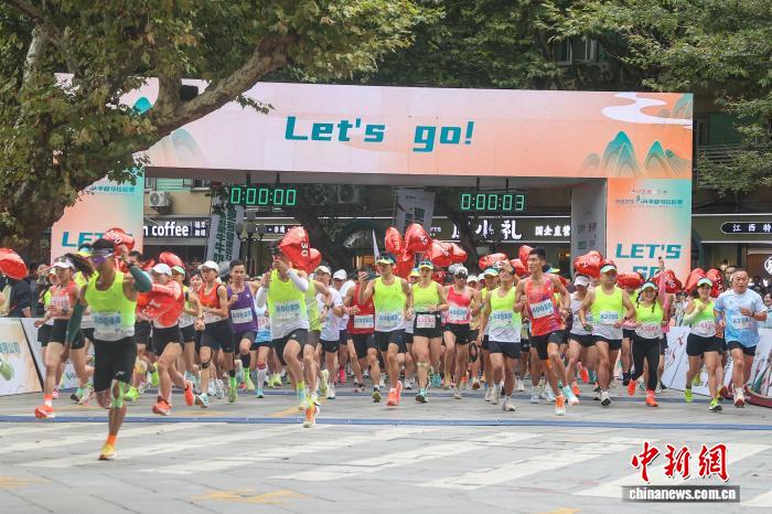 2025庐山半程马拉松赛在庐山之巅鸣枪开跑
