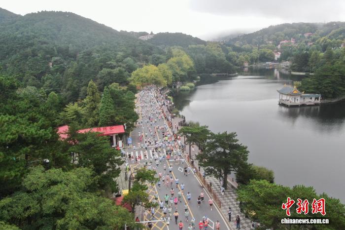 2025庐山半程马拉松赛在庐山之巅鸣枪开跑