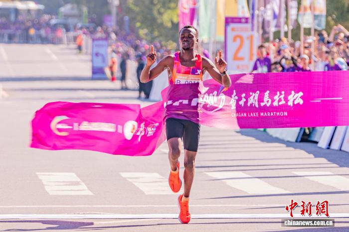 查干湖马拉松万人开跑