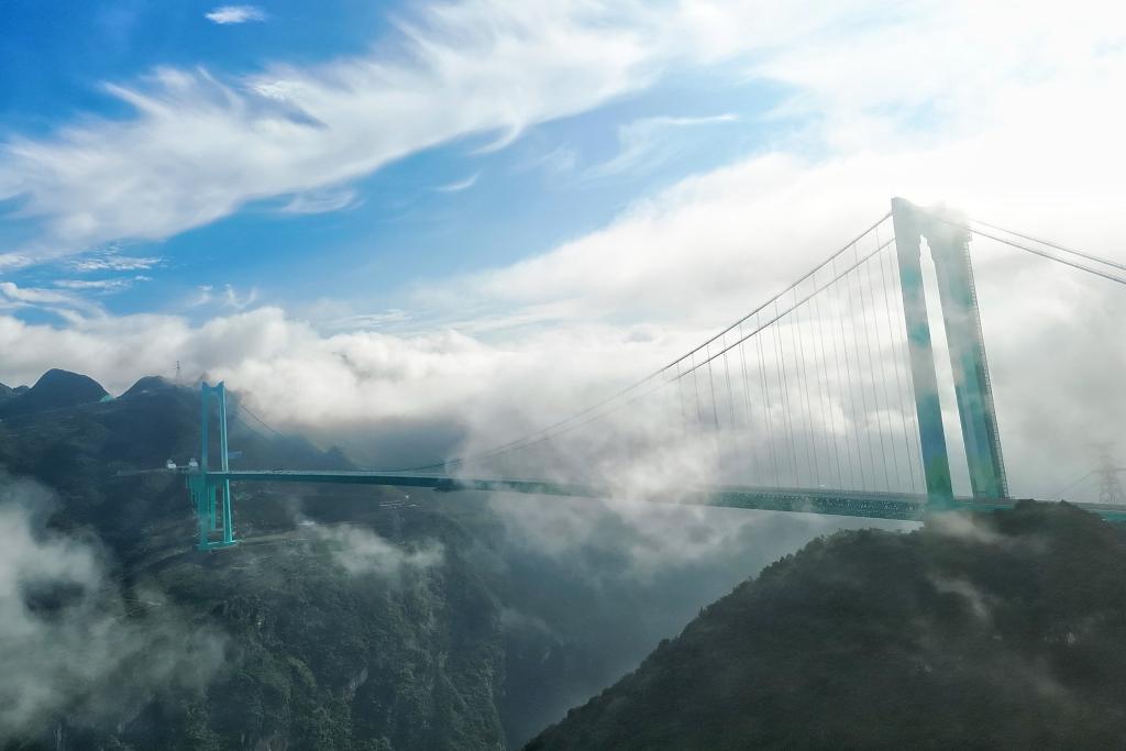 625米高空跨越“地球裂缝”！