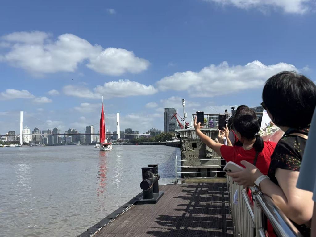 人类首次驾驶帆船沿南极圈环航南极洲