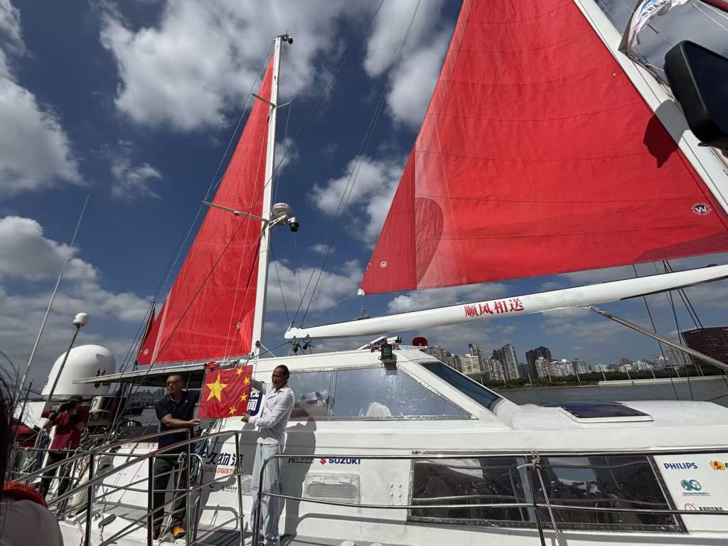 人类首次驾驶帆船沿南极圈环航南极洲