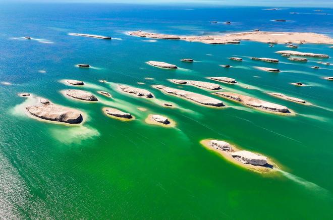 青海海西：水上雅丹 宛如“海上舰队”
