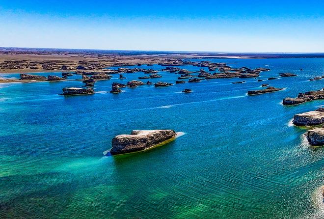 青海海西：水上雅丹 宛如“海上舰队”