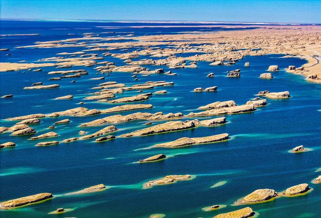 青海海西：水上雅丹 宛如“海上舰队”