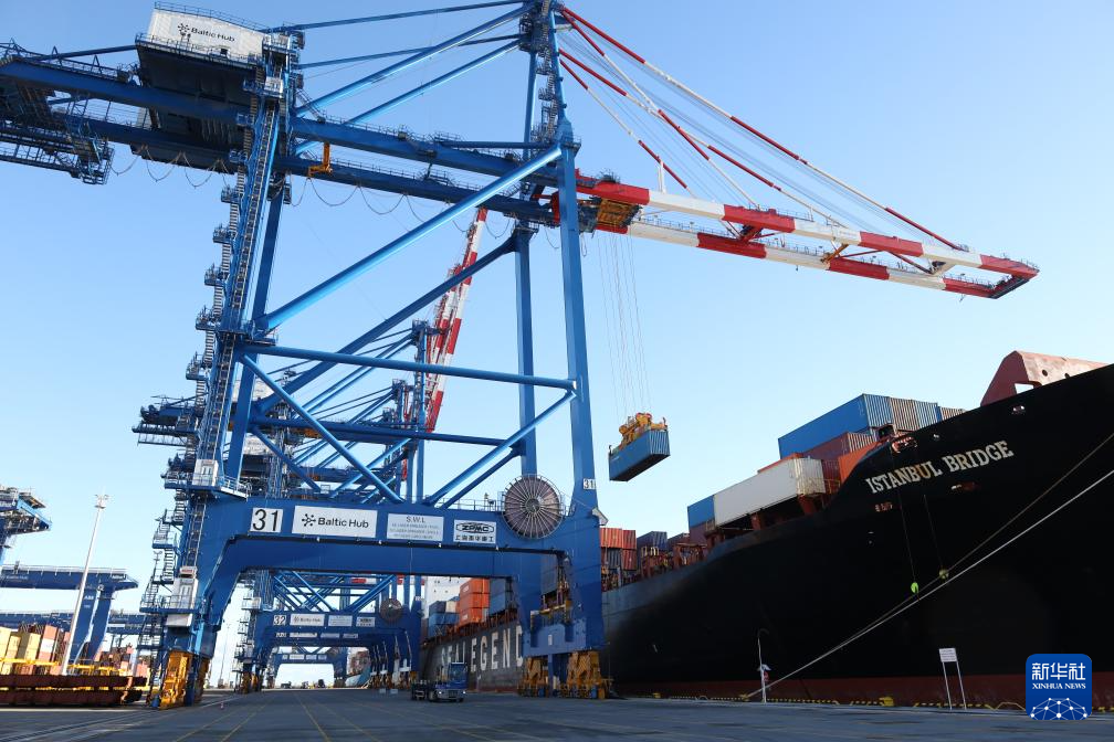 中欧北极快航航线首艘货船抵达波兰