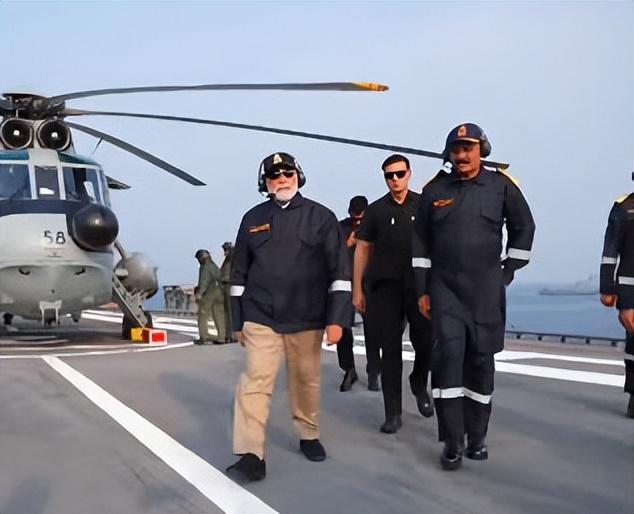 莫迪视察航母，并扬言：仅名字就足以让巴基斯坦夜不能寐