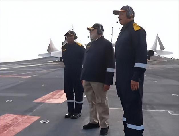 莫迪视察航母，并扬言：仅名字就足以让巴基斯坦夜不能寐