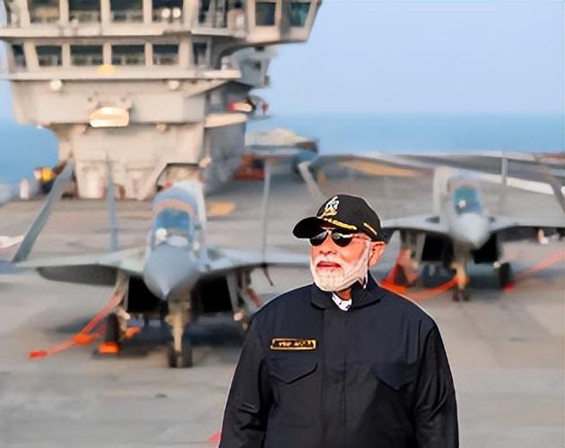 莫迪视察航母，并扬言：仅名字就足以让巴基斯坦夜不能寐