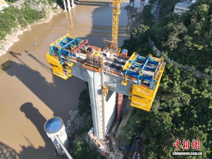 高铁建设者重庆山区“造桥记”