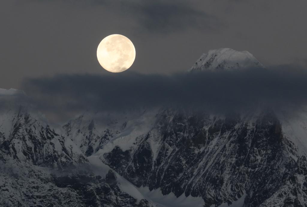 最大的“超级月亮”即将“上线”