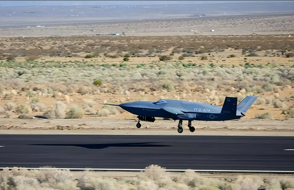 美最新无人战斗机试飞