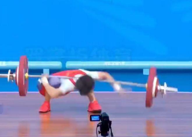 19 岁举重女选手被 172 斤杠铃砸中